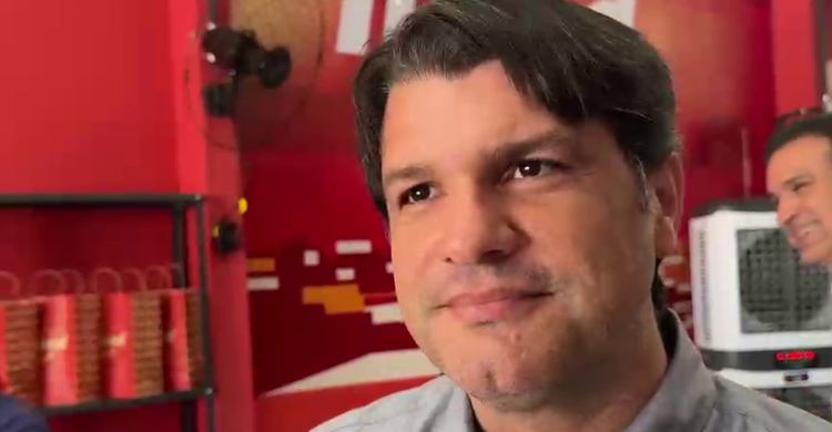 Leo evita revelar voto para o Senado e brinca: ‘Primeiro santinho que eu ver’