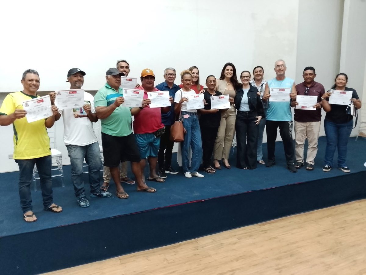 Prefeitura de João Pessoa entrega autorizações a comerciantes informais para atuar na Orla