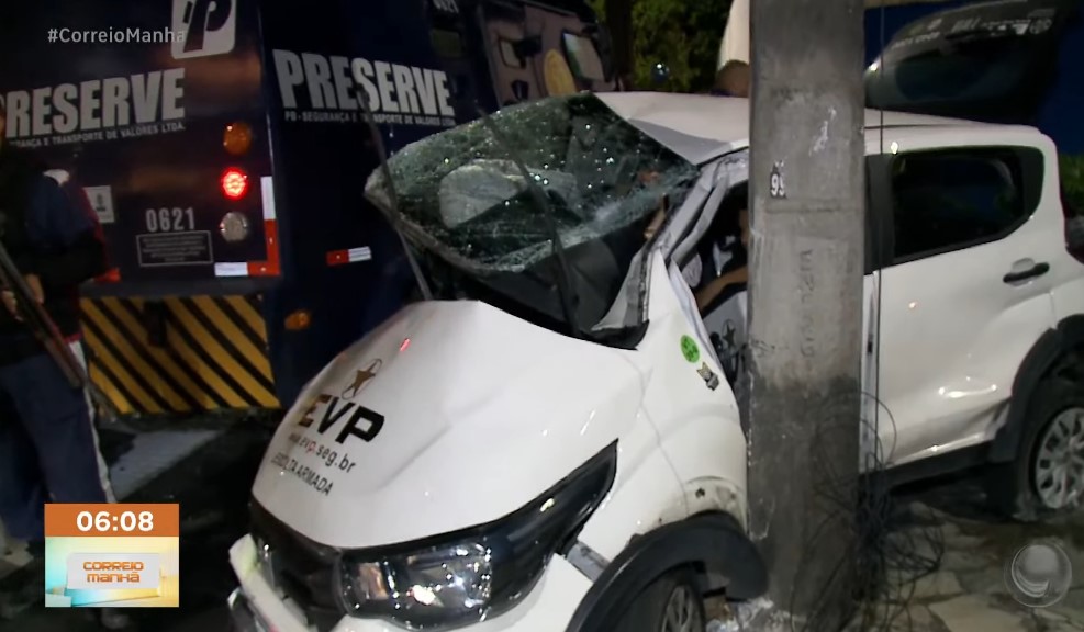 Colisão entre carro e carro-forte deixa motorista ferido em João Pessoa