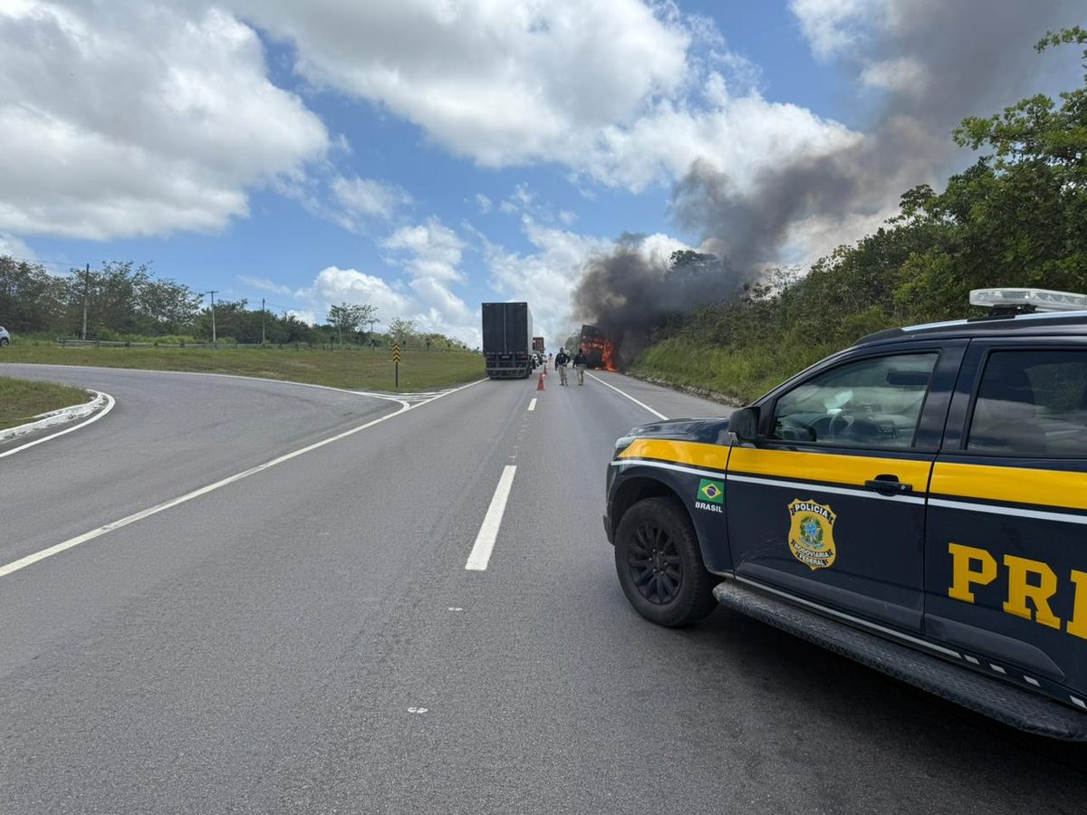 Caminhão pega fogo e bloqueia trecho da BR-101 em Caaporã