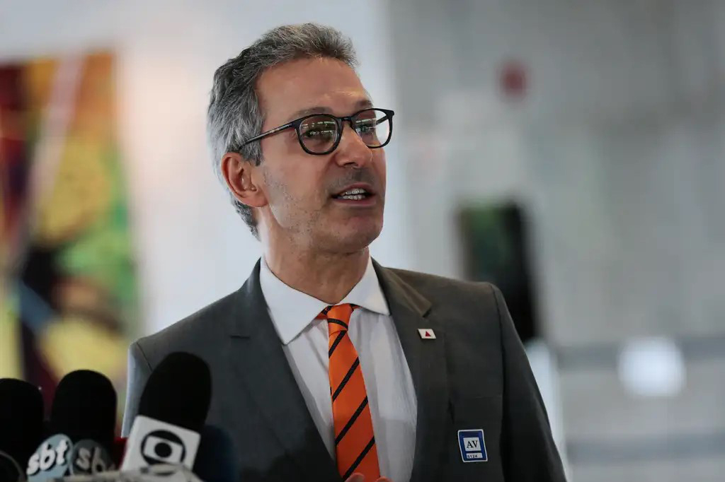 Presidenciável ataca adversários: tem muitos com o “rabo preso”