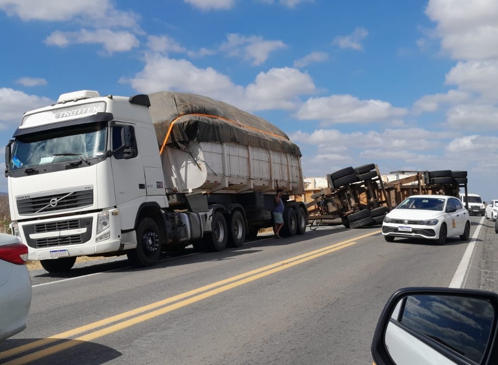 Trecho da BR-230 é bloqueado após tombamento de carga em Aparecida