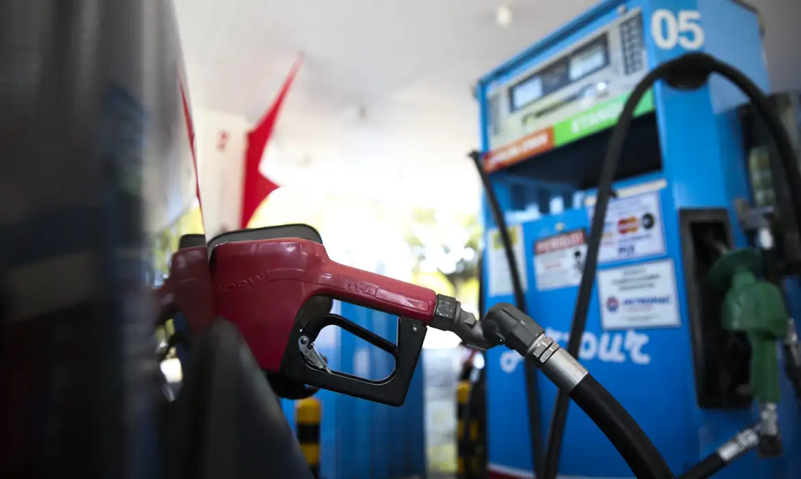 Governo federal zera impostos da gasolina e amplia subsídios