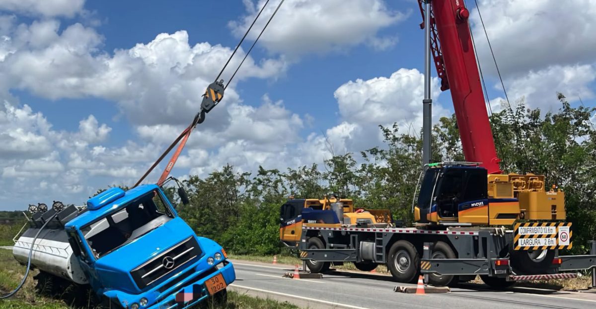 Motorista sofre ferimentos leves após tombamento de caminhão na BR-230