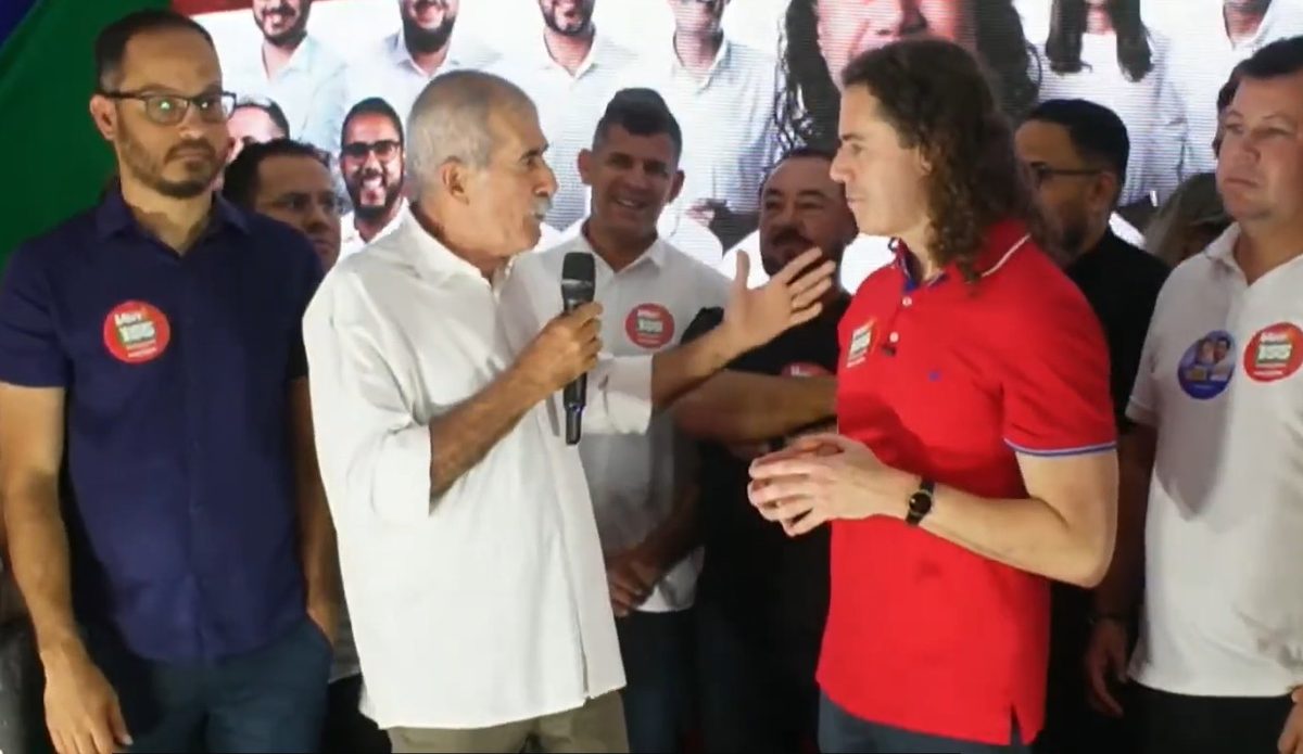 Vereador pede voto para adversário em palanque de Veneziano em Cabedelo