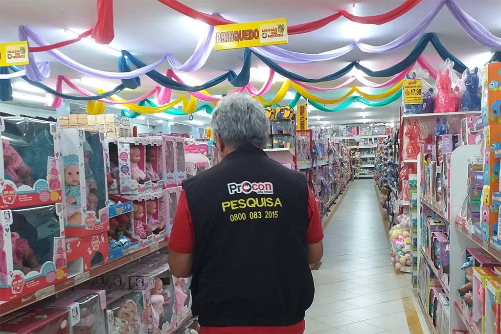 Procon de João Pessoa autua loja durante fiscalização para o Dia das Crianças