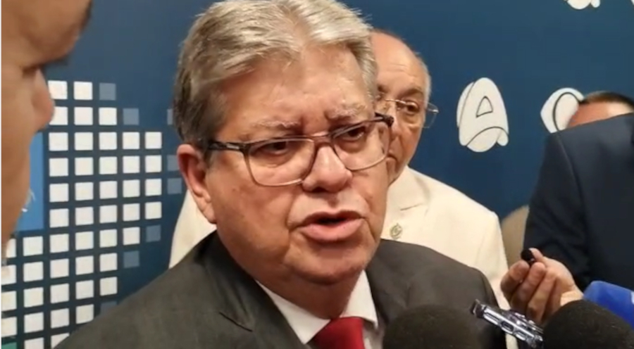 João Azevêdo afirma que aceita qualquer decisão que Leo Bezerra tomar em relação ao apoio ao Senado