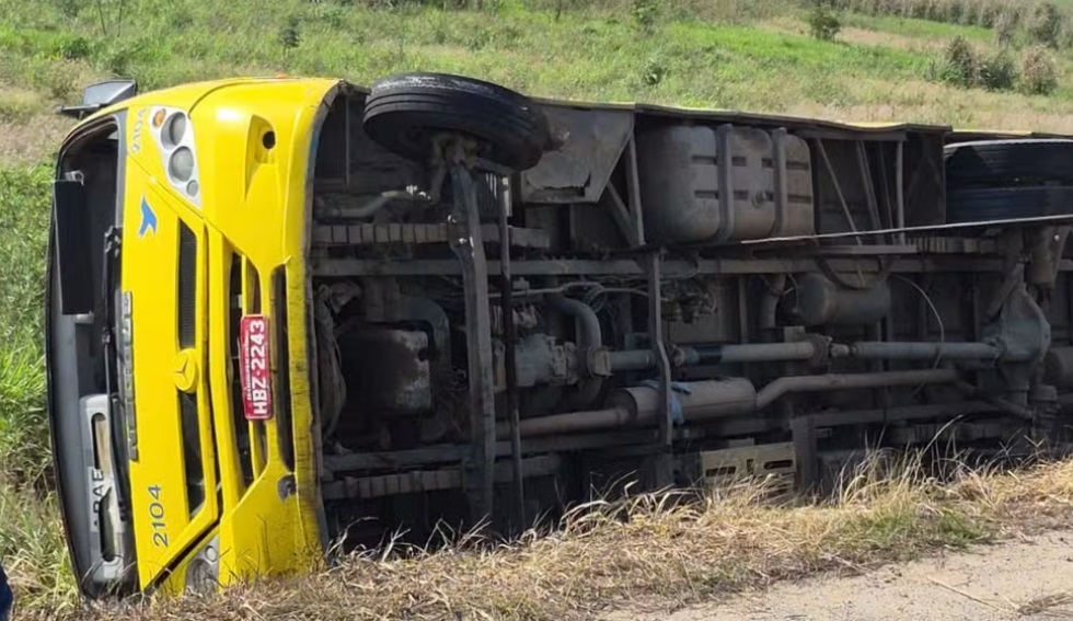 No ES: ônibus de turismo vira e deixa três mortos e 44 feridos