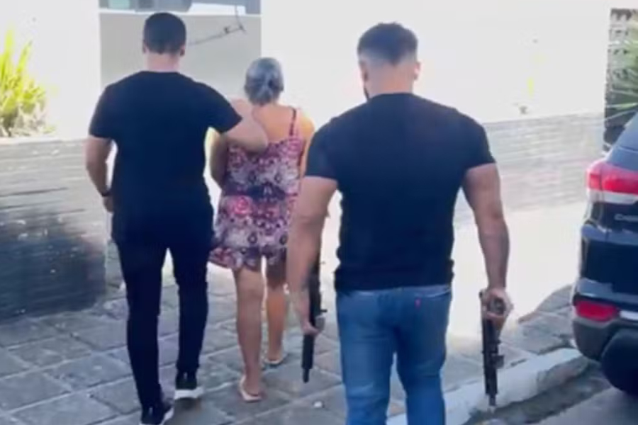 Polícia prende mulher e apreende armas após incitação ao crime organizado