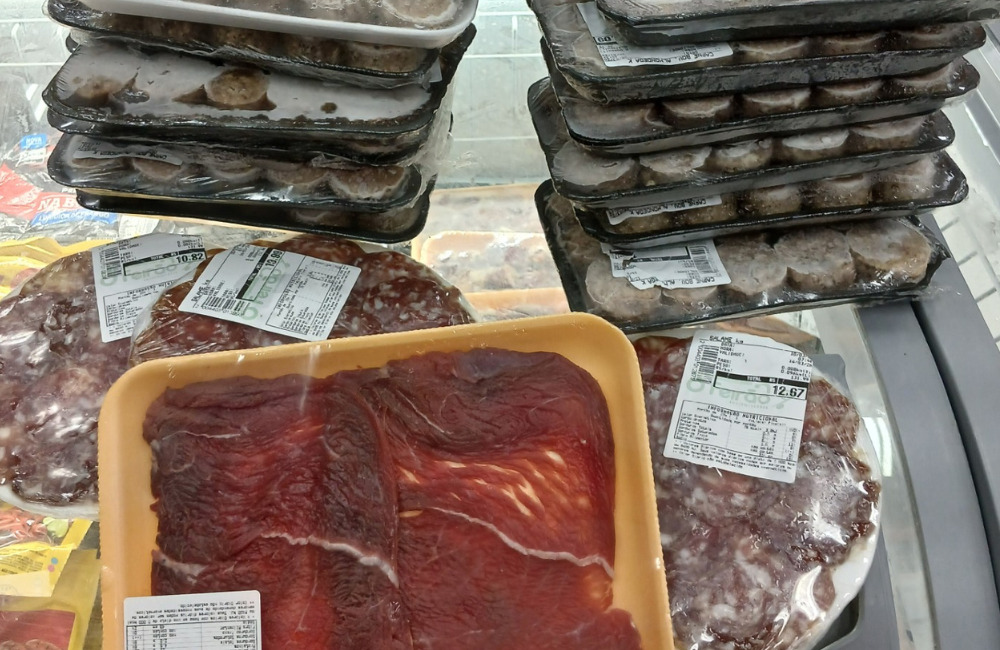 Supermercado em Pocinhos é autuado por carne imprópria e falhas