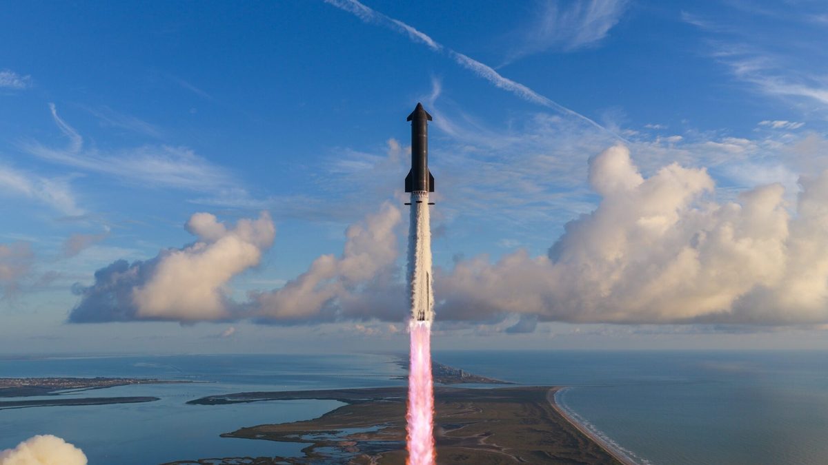 Starship, da SpaceX, tem problema no motor, mas alcança órbita pela primeira vez