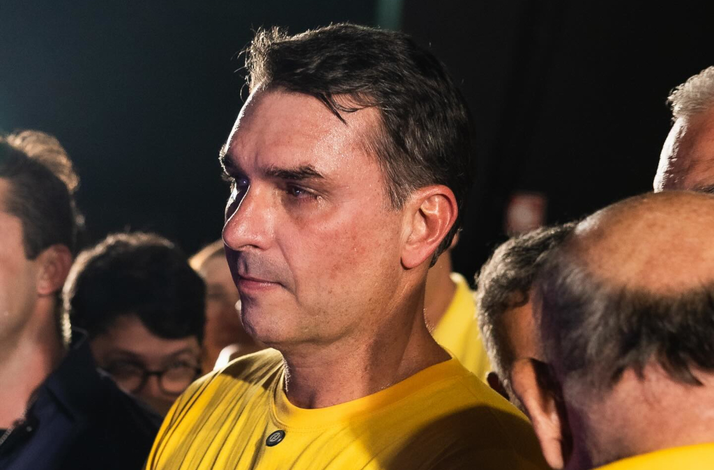 Flávio Bolsonaro: Alexandre de Moraes é a “laranja podre do Supremo”