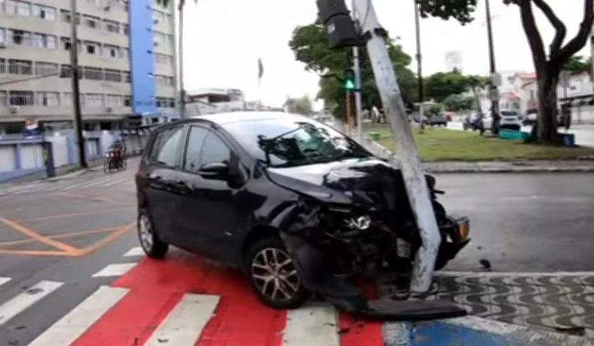 Batida entre dois carros complica trânsito no Centro de João Pessoa