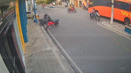 Menina de 4 anos morre atropelada por ônibus em Arara