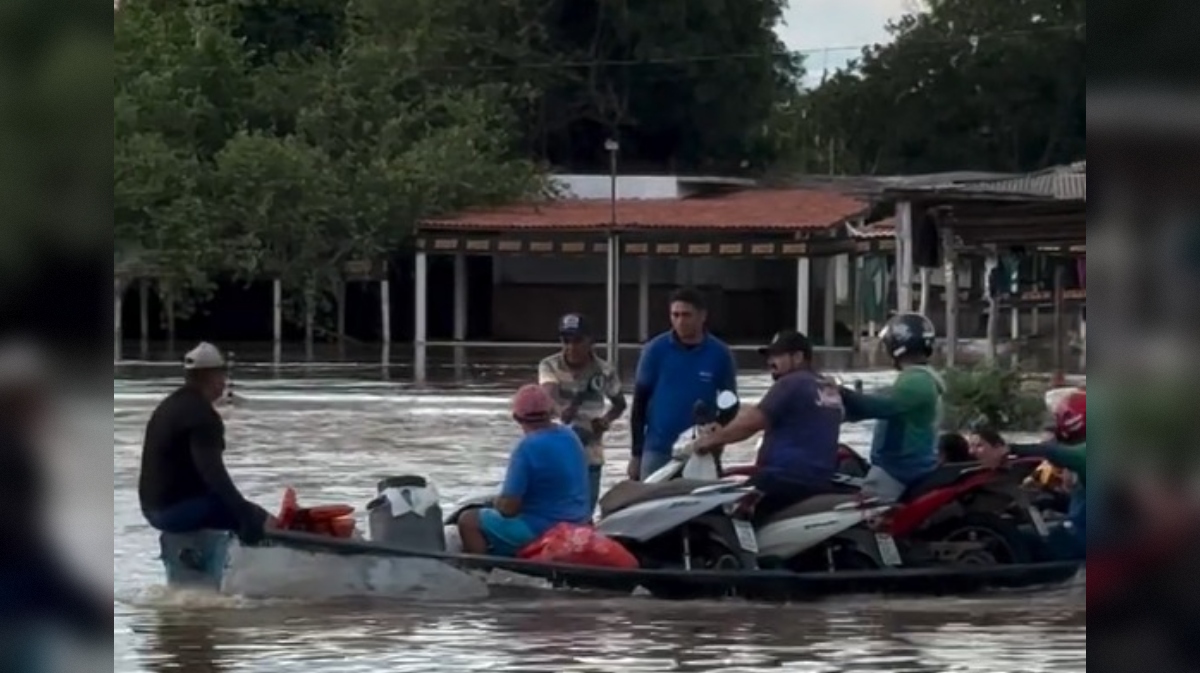 Moradores usam canoa para travessia no Sertão da Paraíba