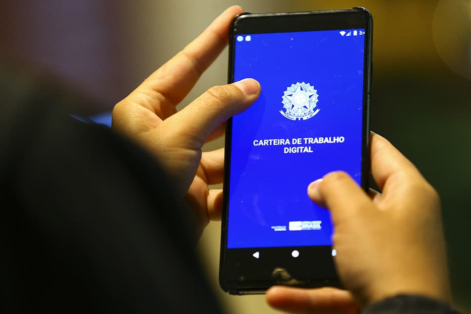 Desemprego cai ao menor patamar para o trimestre terminado em julho
