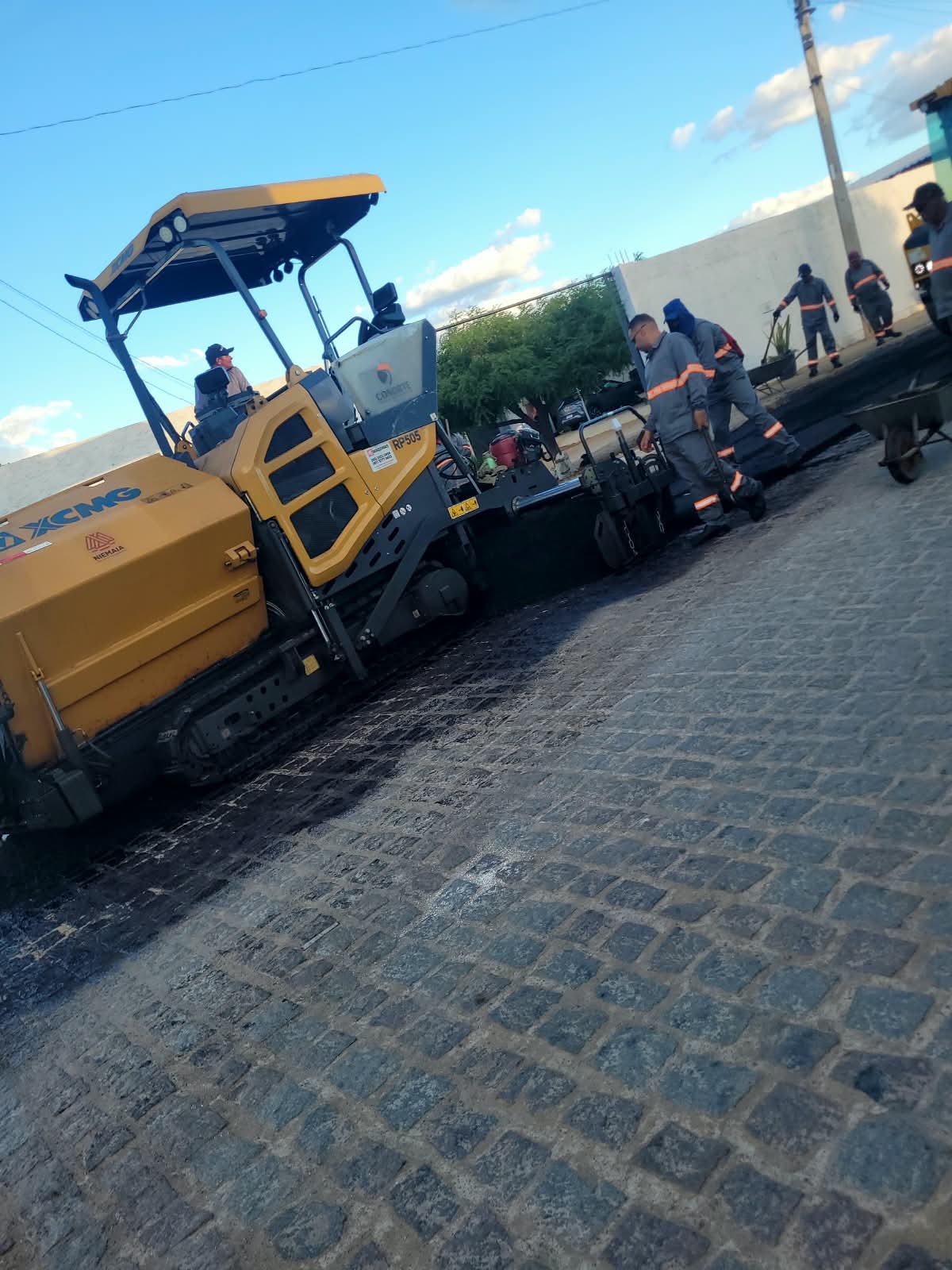 Prefeitura de Monteiro inicia pavimentação de rua no bairro do Cemitério