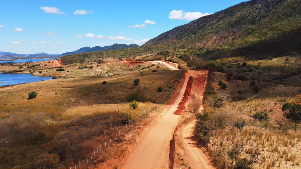 Estrada no Sertão paraibano recebe obras de pavimentação