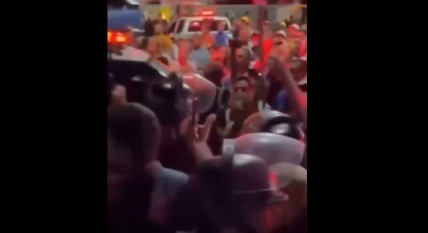 Policiais conduzem parlamentares para sessão na Câmara de Montadas