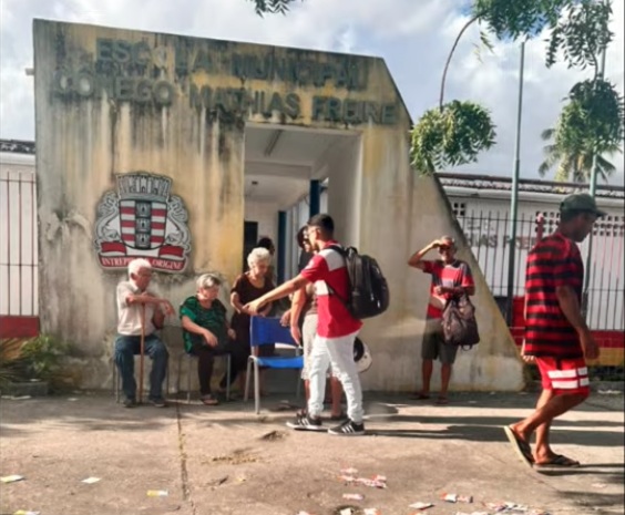 Eleitores formam filas em colégios eleitorais antes da abertura