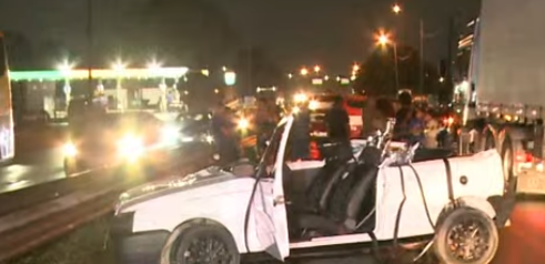 Colisão entre carro e caminhão na BR-101 deixa uma jovem morta