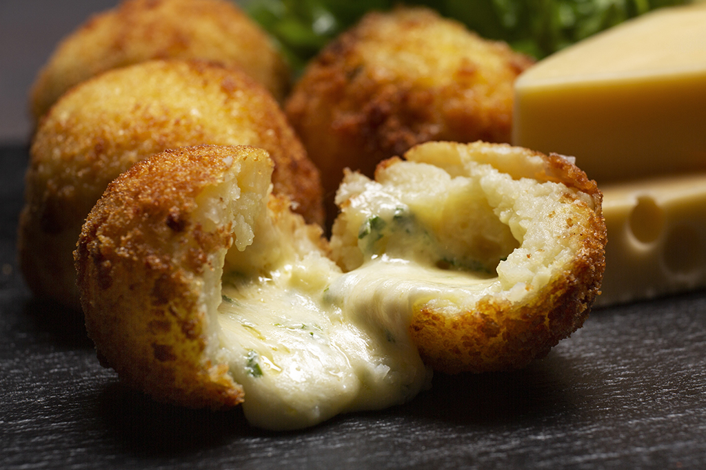 Bolinho de arroz com queijo é opção prática para reaproveitar sobras