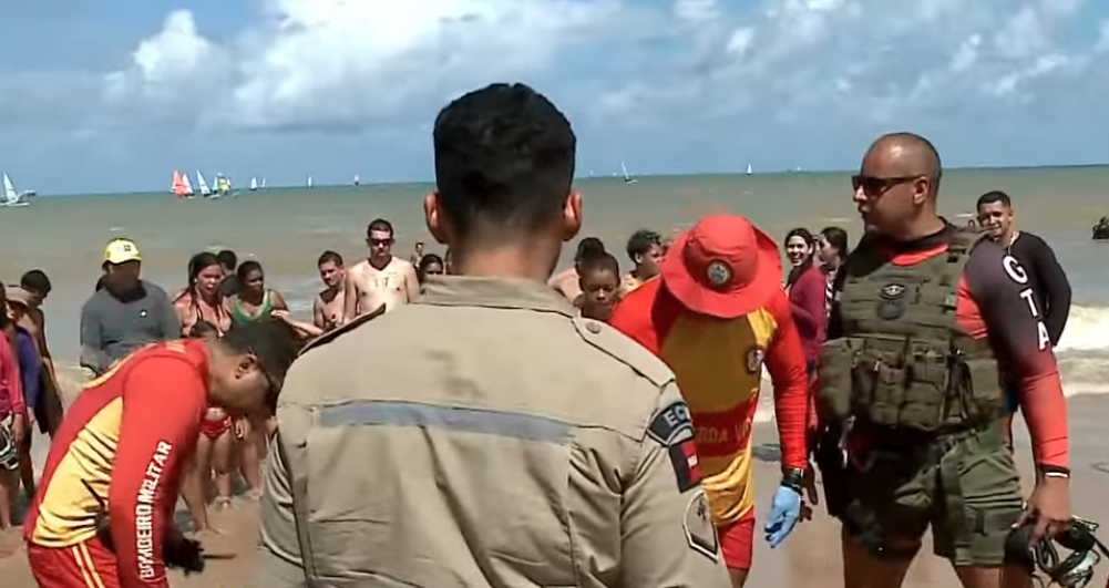Homem resgatado após se afogar na praia de Tambaú continua em estado grave