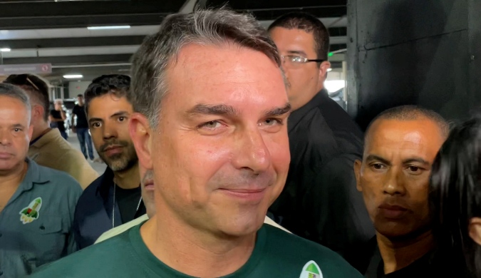 Flávio Bolsonaro utilizou aeronave ligada a Daniel Vorcaro