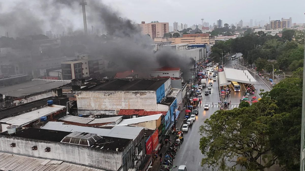 Incêndio atinge centro comercial em João Pessoa e deixa feridos