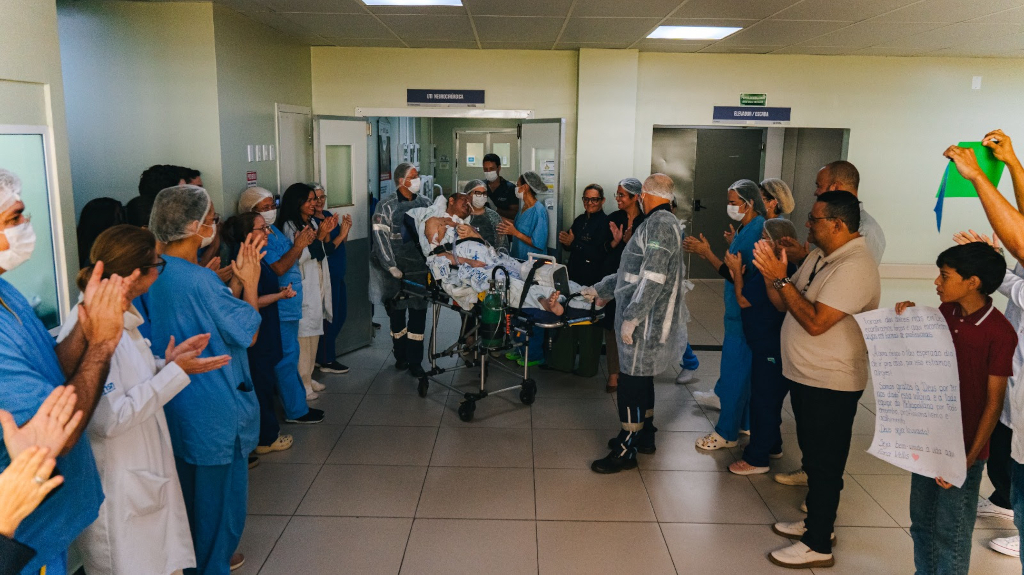 Paciente deixa Hospital Metropolitano sob aplausos após 140 dias de luta pela vida