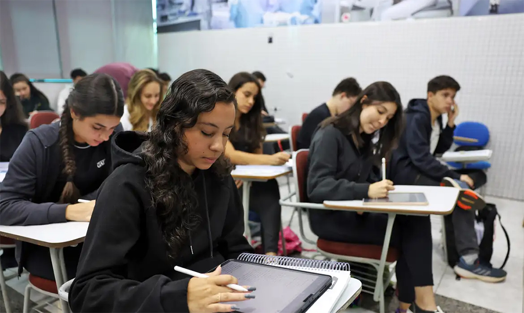 Professor apresenta o possível tema para a redação do Enem