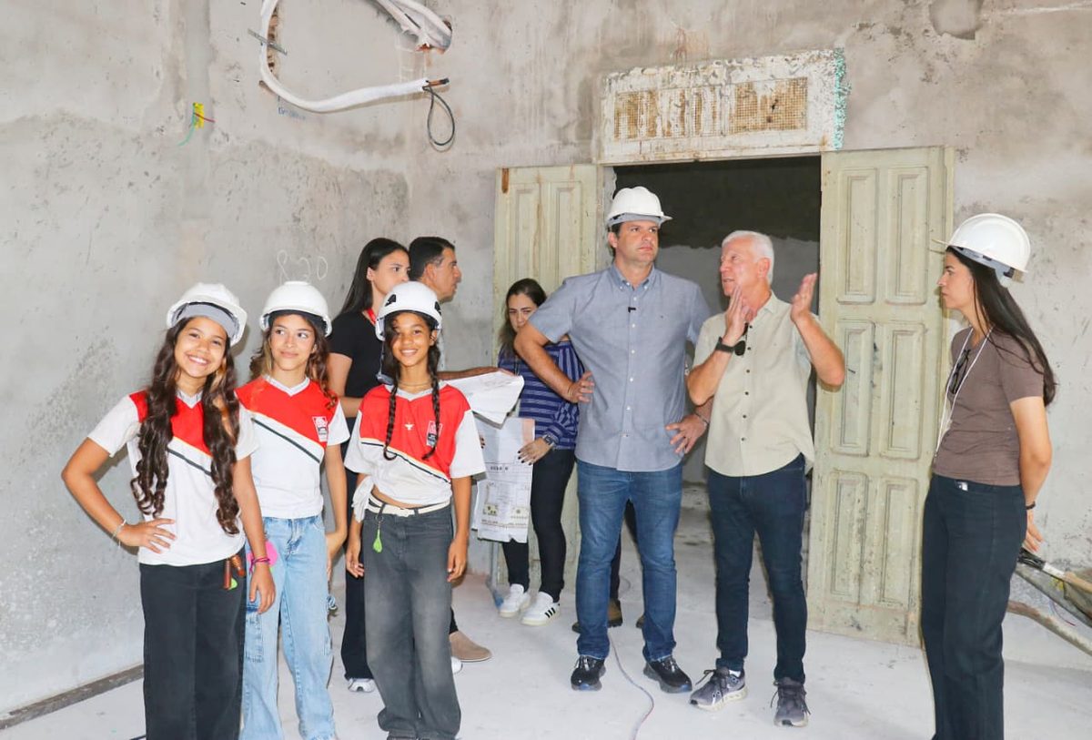 Prefeito inspeciona reforma em escola histórica no bairro de Jaguaribe