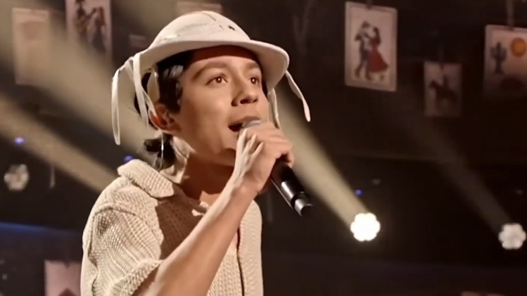 Jovem de Cabedelo disputa final do Canta Comigo Teen