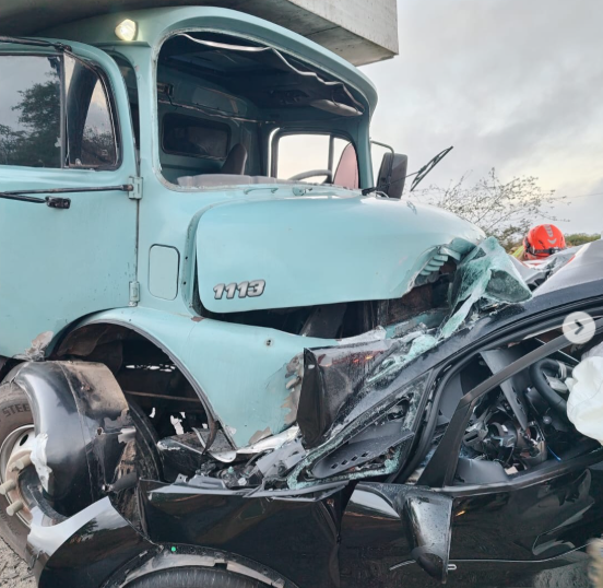 Colisão entre automóvel e caminhão resulta em duas mortes na BR-230