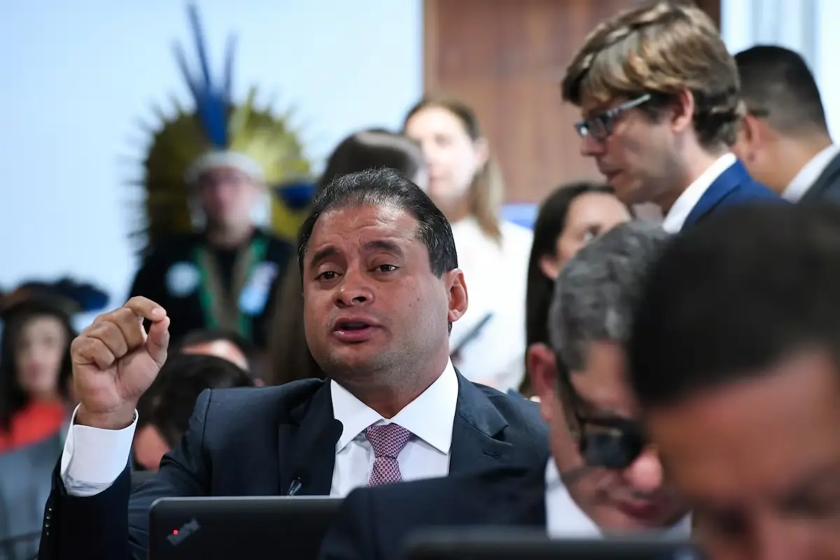 PF coloca senador sob suspeita de tentar interferir em investigação