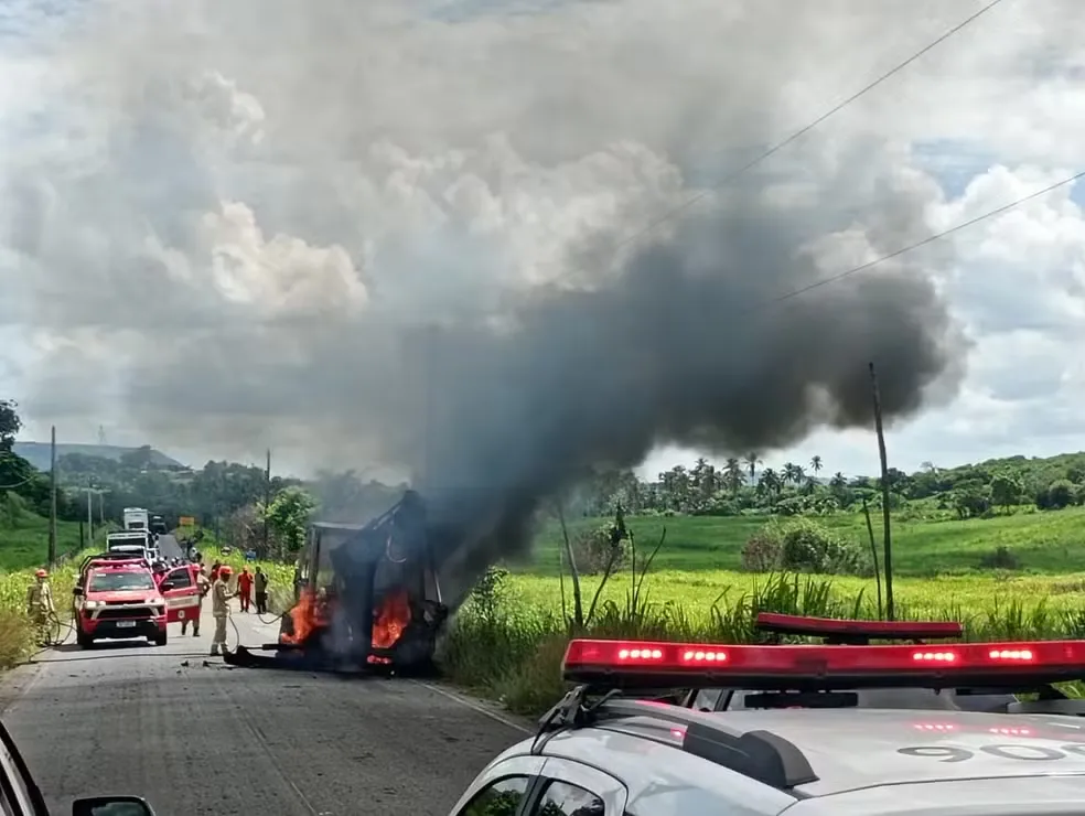 Incêndio em retroescavadeira bloqueia trecho da PB-075