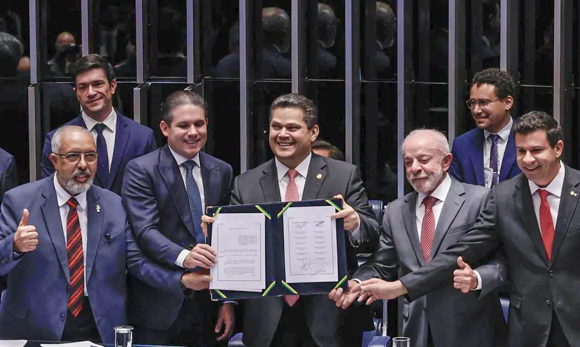 Congresso promulga emenda que extingue escala de trabalho seis por um
