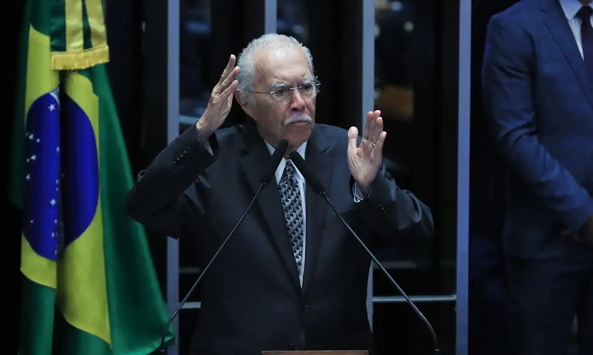 Ex-presidente José Sarney recebe atendimento hospitalar em São Luís