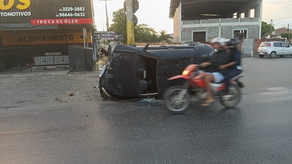 Carro capota após colidir com proteção de poste em Santa Rita