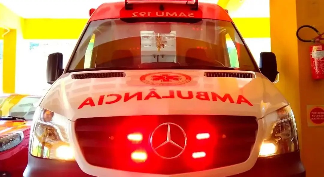 Colisão entre motocicletas deixa jovem gravemente ferida em Patos