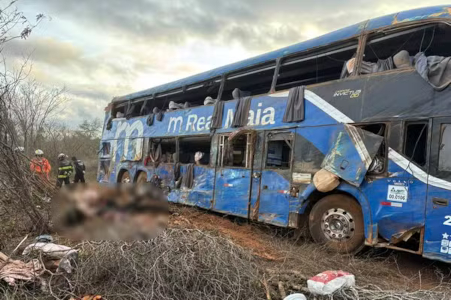 Ônibus tomba em rodovia federal e deixa oito mortos e 13 feridos
