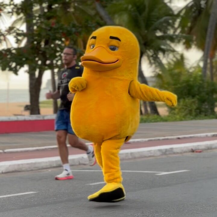 Personagem fantasiado de pato amarelo circula pelas ruas de João Pessoa