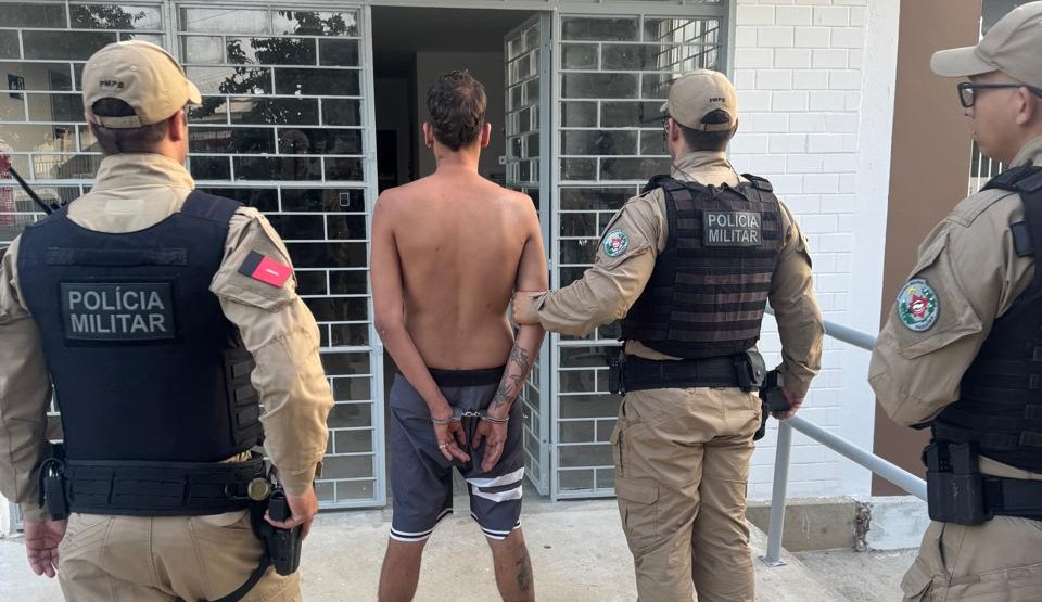 Homem é preso suspeito de homicídio com faca em Teixeira