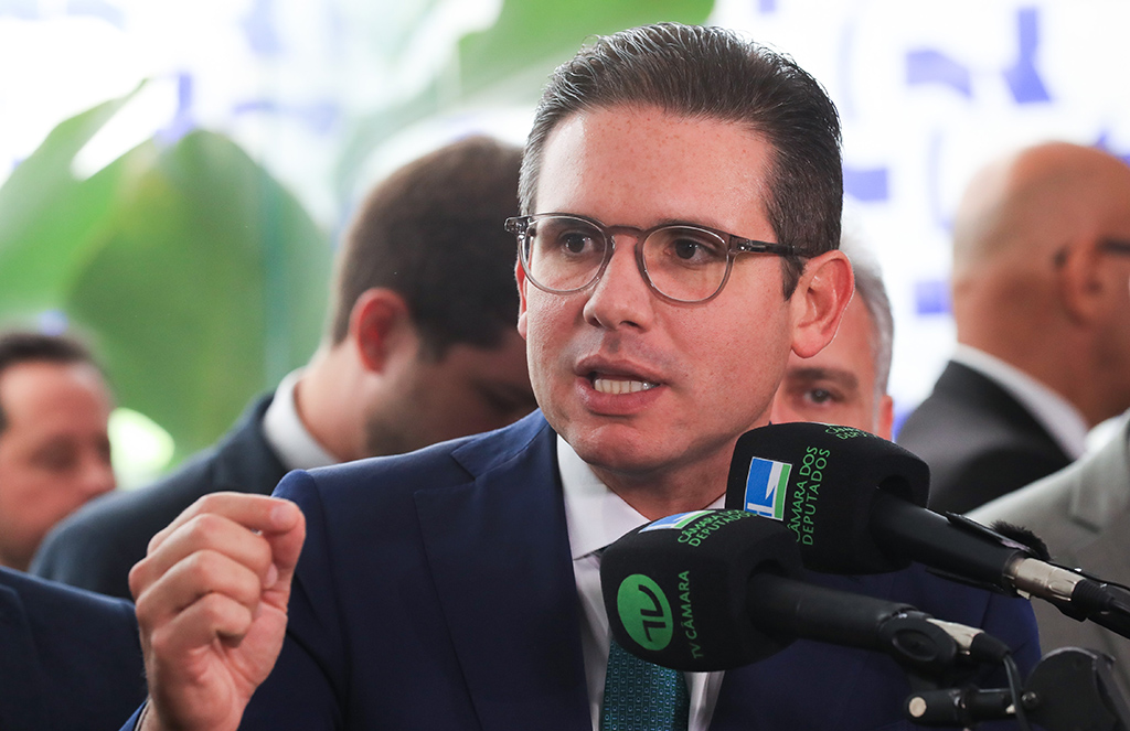 Hugo Motta rebate especulações sobre reavaliação de apoio a Lucas e diz que rumores são “maldade”
