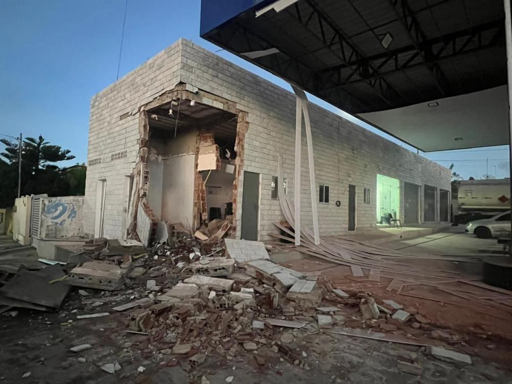 Posto de combustíveis sofre destruição após explosão de cofre em Puxinanã
