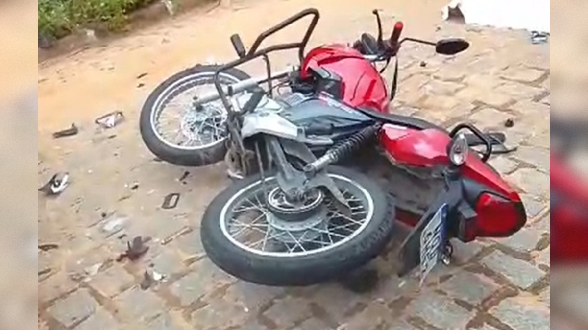 Mulher morre em batida entre moto e caminhonete no Sertão