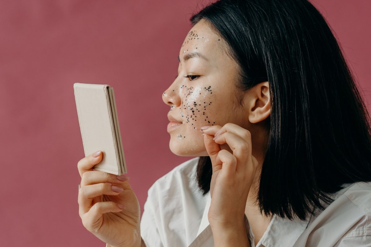 Excesso de produtos de skincare pode prejudicar a saúde da pele
