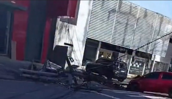 Colisão entre carro e postes deixa fios espalhados em Manaíra