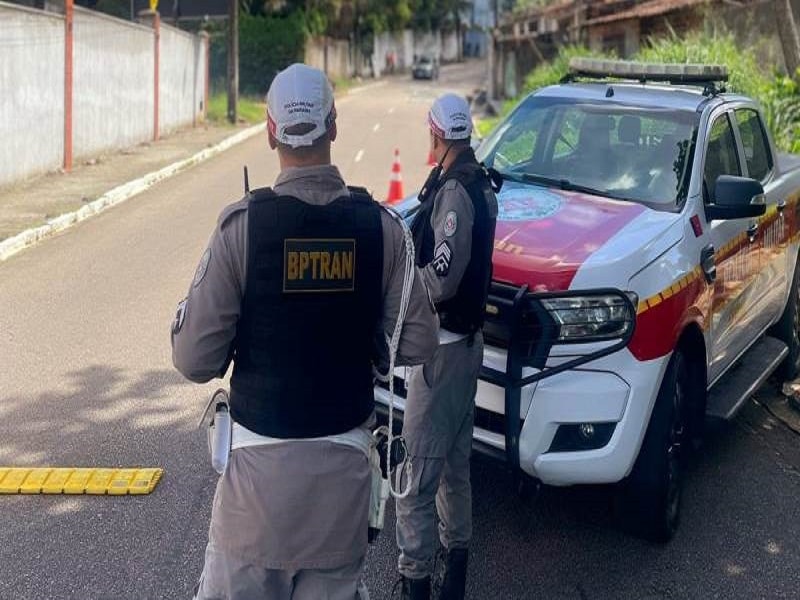 Acidente entre caminhão, carro e moto deixa idosa em estado grave e criança ferida