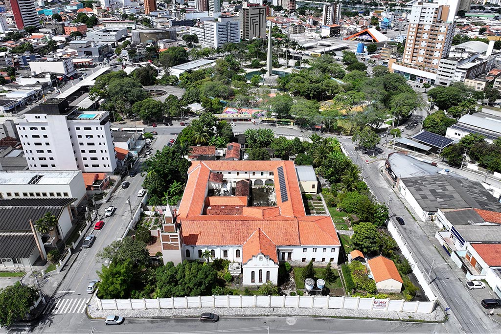 Polêmica na política, prisões inusitadas e leilão de luxo: resumo do dia